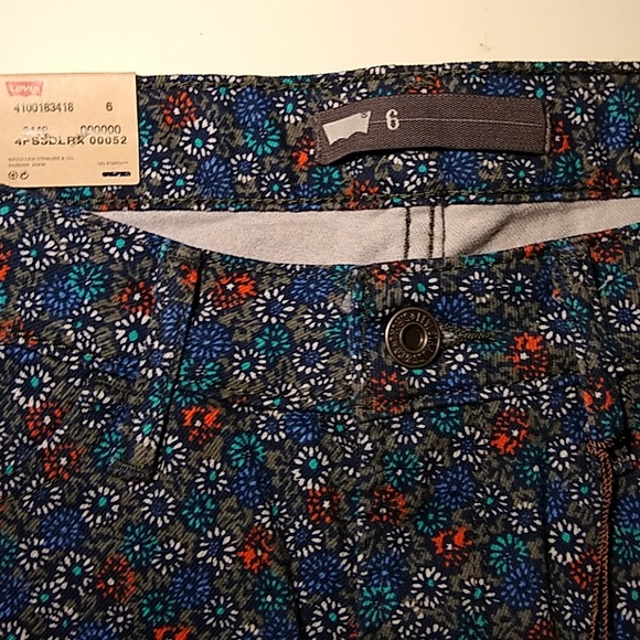 Levis Floral Festival Cutt off Shorts Multi Color - Picture 6 of 7